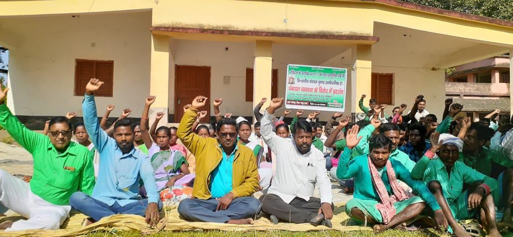 पंचायत चुनाव रद्द करने को लकार आदिवासी समाज के लोगों ने दिया धरना