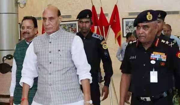 रक्षामंत्री राजनाथ सिंह पहुंचे जम्मू, सेना के ऑपरेशन की करेंगे समीक्षा