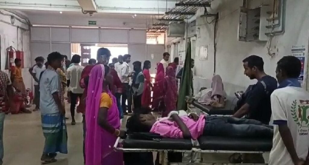 बलियापुर के प्रधानखंता में हाईवा और पिकअप वैन में आमने -सामने भिड़ंत, जानिए फिर क्या हुआ