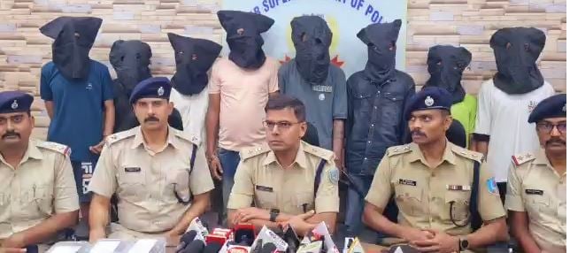 जमशेदपुर में छिनतई करने वाले दो गिरोह का पुलिस ने किया पर्दाफाश, आठ आरोपी गिरफ्तार