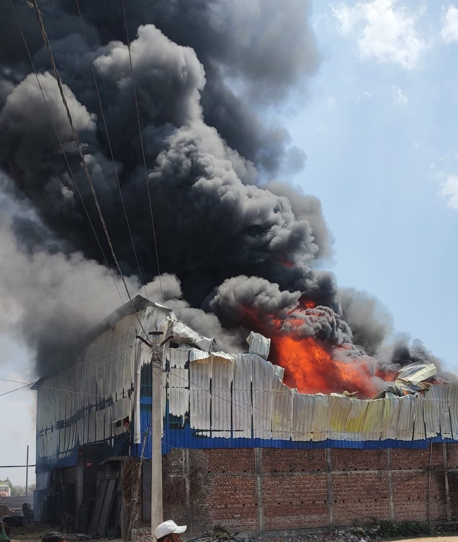 रांची के 2 इलाकों में लगी भीषण आग, प्लास्टिक फैक्ट्री और एक घर जलकर खाक
