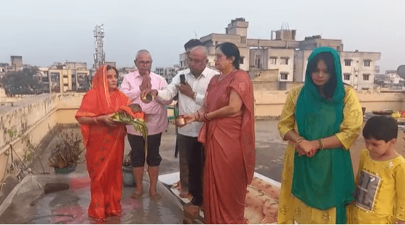 मारबउ रे सुगवा धनुष से…छतों पर लोकगीतों के साथ दिया गया अस्तगामी सूर्य देव को अर्घ्य