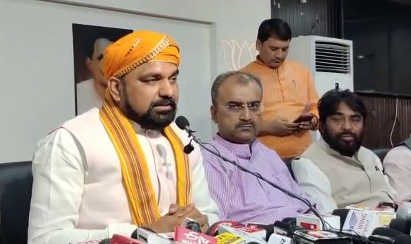 नीतीश कुमार को लगा एक बड़ा झटका,  आरसीपी सिंह के साथ साथ सहयोगियों ने भी ली भाजपा की सदस्यता