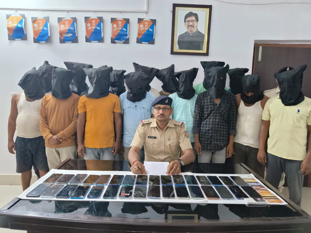 देवघर साइबर पुलिस को मिली सफलता, चार कुख्यात समेत 16 साइबर अपराधी गिरफ्तार