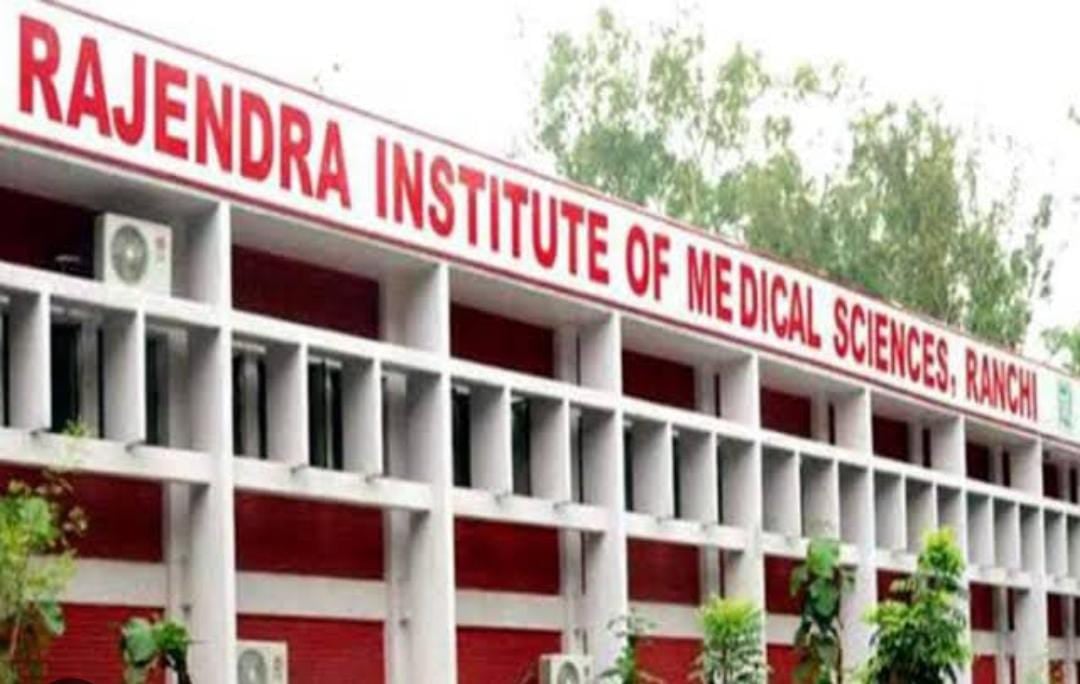 रांची: रिम्स के मरीजों को बाहर से लाना पड़ रहा पंखा, भीषण गर्मी में इलाज के लिए आए मरीज परेशान