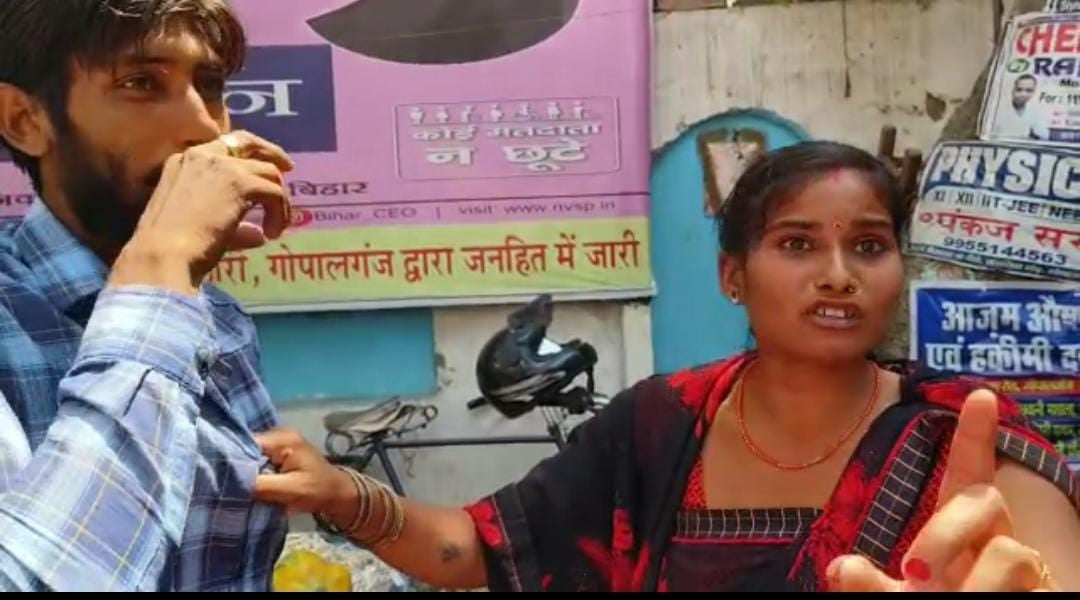 बीच सड़क पति-पत्नी का हाई वोल्टेज ड्रामा, महिला ने जड़ा पति को तमाचा, जानिए फिर क्या हुआ