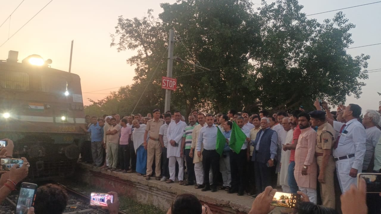 अब हैदरनगर रेलवे स्टेशन पर भी रुकेगी सासाराम-रांची इंटरसिटी एक्सप्रेस, वीडी राम ने दिखाई हरी झंडी