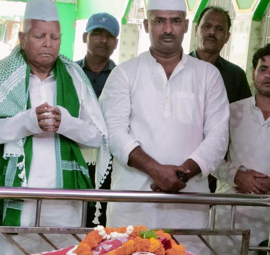 पटना आने के बाद पहली बार घर से निकले लालू, मजार पहुंचकर मांगी दुआ