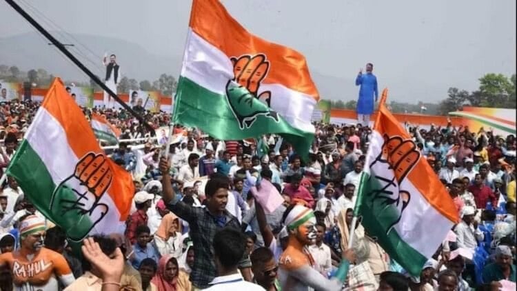 कर्नाटक विधानसभा चुनाव: कांग्रेस अपने बूते सरकार बनाने की स्थिति में, विधायकों को हेलीकॉप्टर से लाने का किया इंतजाम