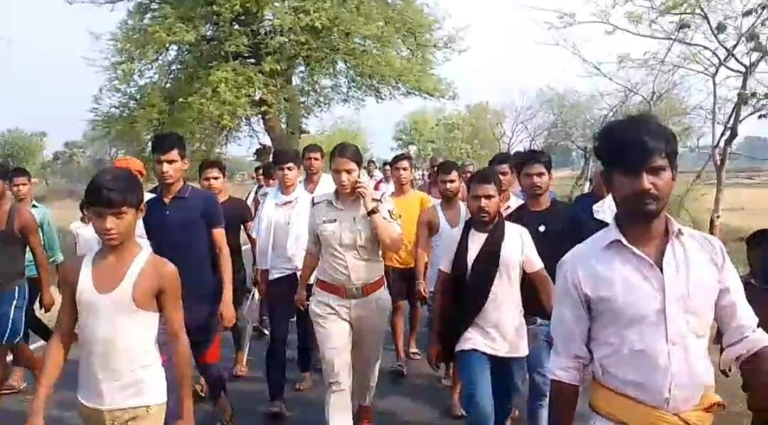 जाम हटाने आई पुलिस पर हिंसक हुई भीड़, जानें लोगों के गुस्से की वजह