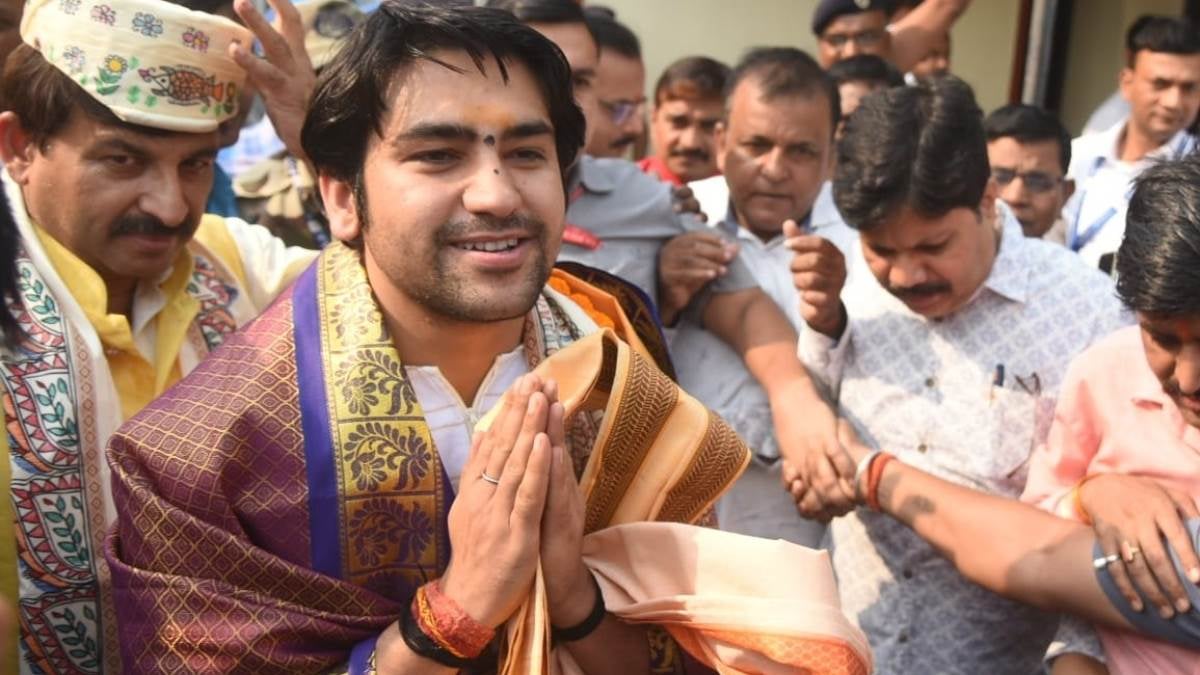 बिहार में बागेश्वर बाबा के ‘हिन्दु राष्ट्र’ के बयान पर हुआ बवाल, RJD-JDU ने जताया सख्त एतराज