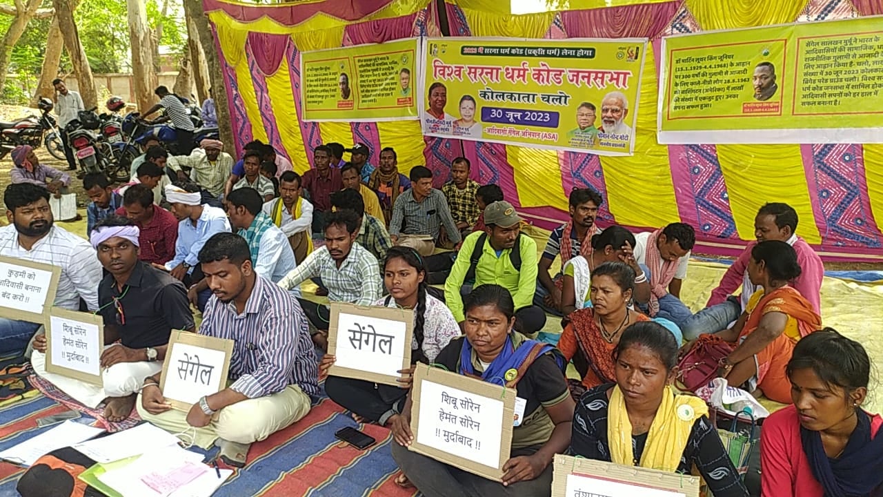 आदिवासी सेंगल अभियान ने आयुक्त को सौपा 5 सूत्री मांग, सीएम से पूछे पांच सवाल