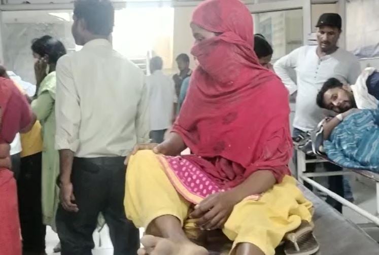 शादी से इनकार पर पंचायत का तालिबानी फरमान, पहले युवती को लाठी डंडे से पीटा फिर बाल मुड़वा कर जंगल में छोड़ा