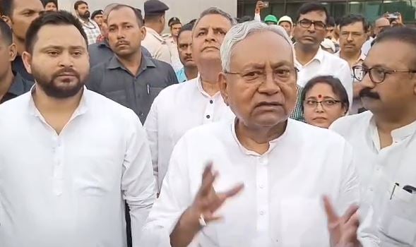 धीरेंद्र शास्त्री के बयान पर नीतीश का पलटवार, कहा -देश को हिन्दू राष्ट्र बनाने की बात वही कर रहे जिनका जन्म आजादी की लड़ाई के बाद हुआ