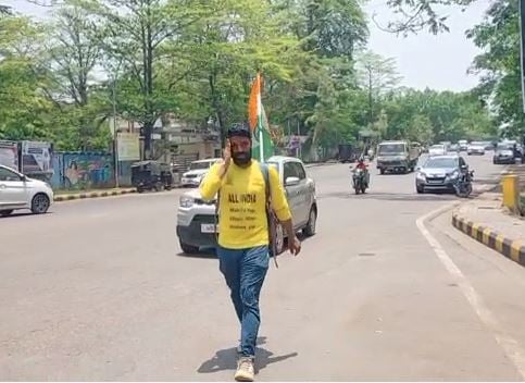 कर्नाटक के इस युवक के जज्बे को सलाम , पैदल 5 हजार किलोमीटर का सफर तय कर पहुंचा जमशेदपुर, जानिए वजह
