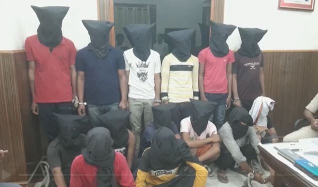 मोतीहारी में 11अपराधी गिरफ्तार, डकैती की बना रहे योजना, कई आपराधिक सामान बरामद