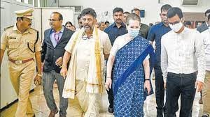 आखिर कांग्रेस को काम आया सोनिया मैजिक! देखिये ना ना करते कैसे माने डीके शिवकुमार