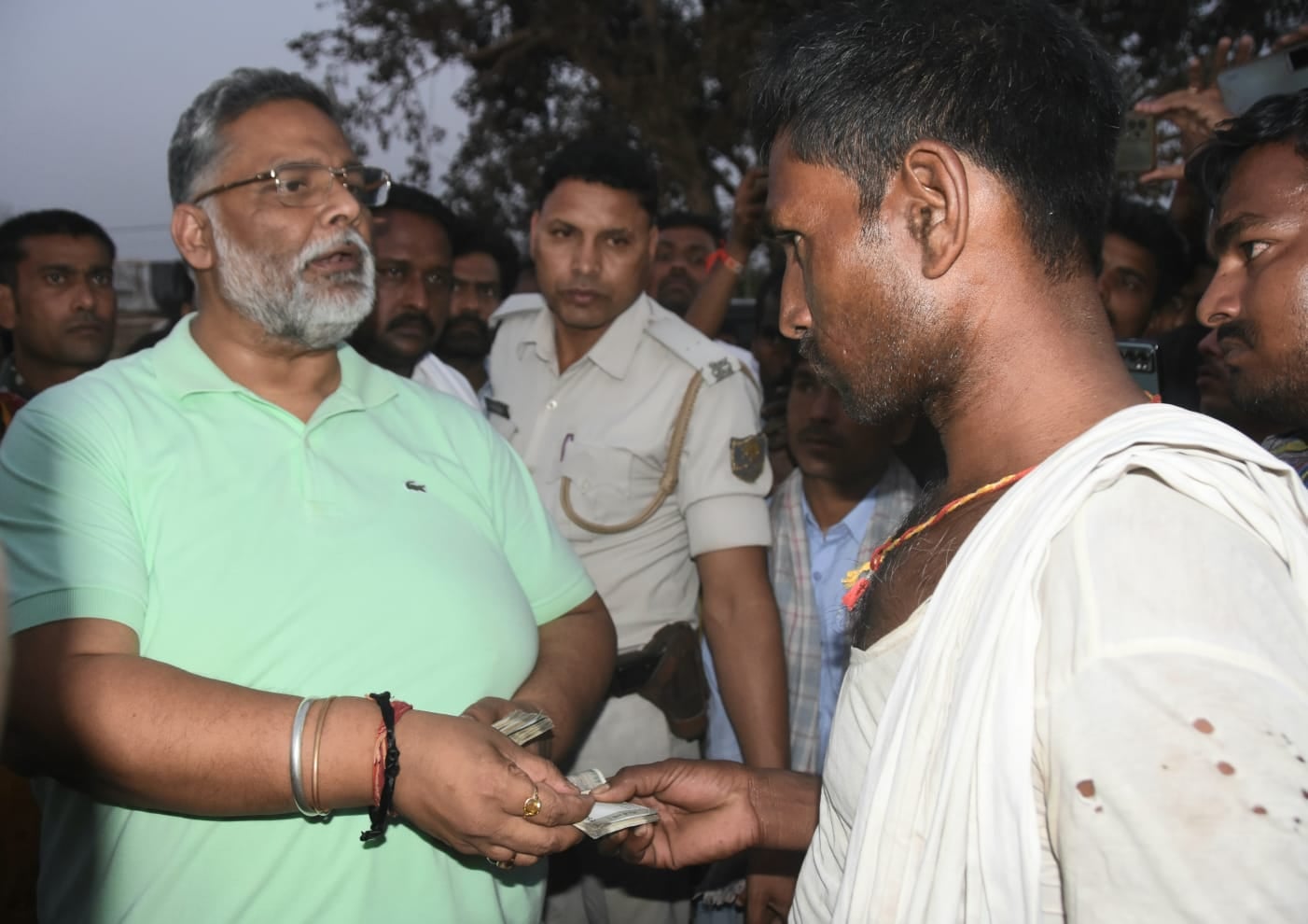 आगलगी से पीड़ित 200 परिवार के लिए भगवान बन कर पहुंचे पप्पू यादव, कपड़ा,राशन और नगद पा कर रो पड़े लोग