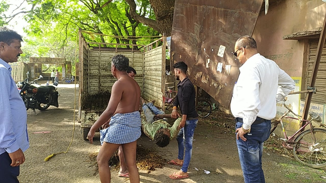 दुमका प्रखंड कार्यालय के प्रवेश द्वार पर शव मिलने से सनसनी, हत्या की आशंका