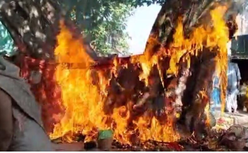 चतरा: वट सावित्री पूजा के दौरान अगरबत्ती से वट वृक्ष में लगी आग,सुहागिनों में मची अफरा-तफरी