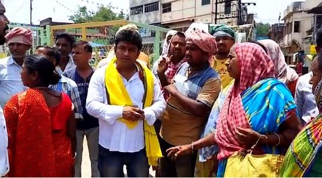 जमशेदपुर: मानगो नगर निगम के खिलाफ दुकानदारों ने किया विरोध प्रदर्शन, जानिए क्या है पूरा मामला
