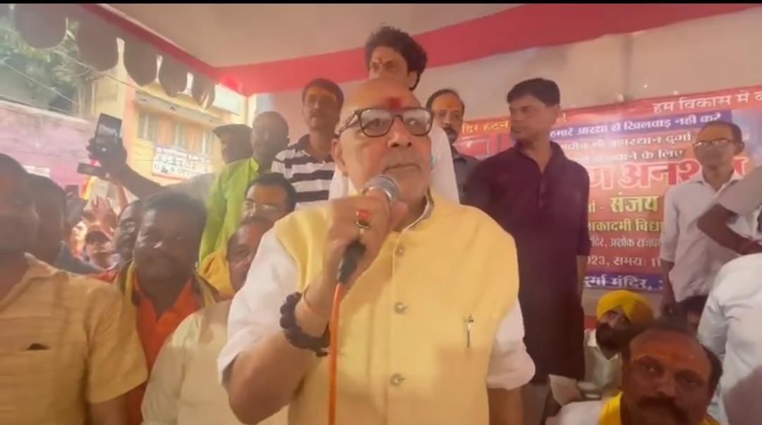 बिहार में शुरु हुई मंदिर पर सियासत, मंदिर तोड़े जाने पर भड़के गिरिराज ने नीतीश को ये क्या कह दिया