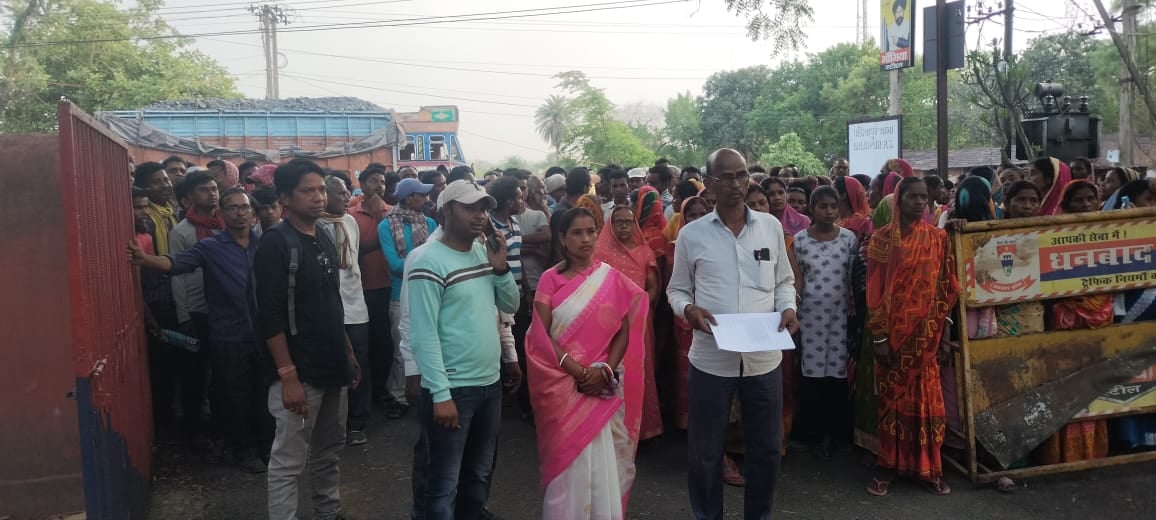 धनबाद: पत्रकार हमला कांड में आरोपियों के पक्ष में उतरे ग्रामीण, जानिए उनकी क्या है मांग
