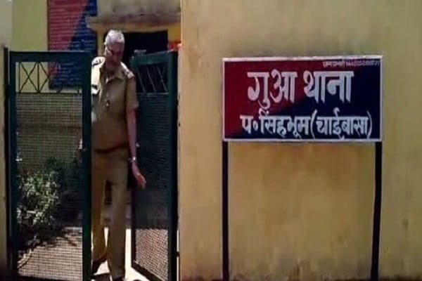 चाईबासा: नक्सलियों को राशन पहुंचाने वाले दो युवक धराए, पुलिस कर रही पूछताछ
