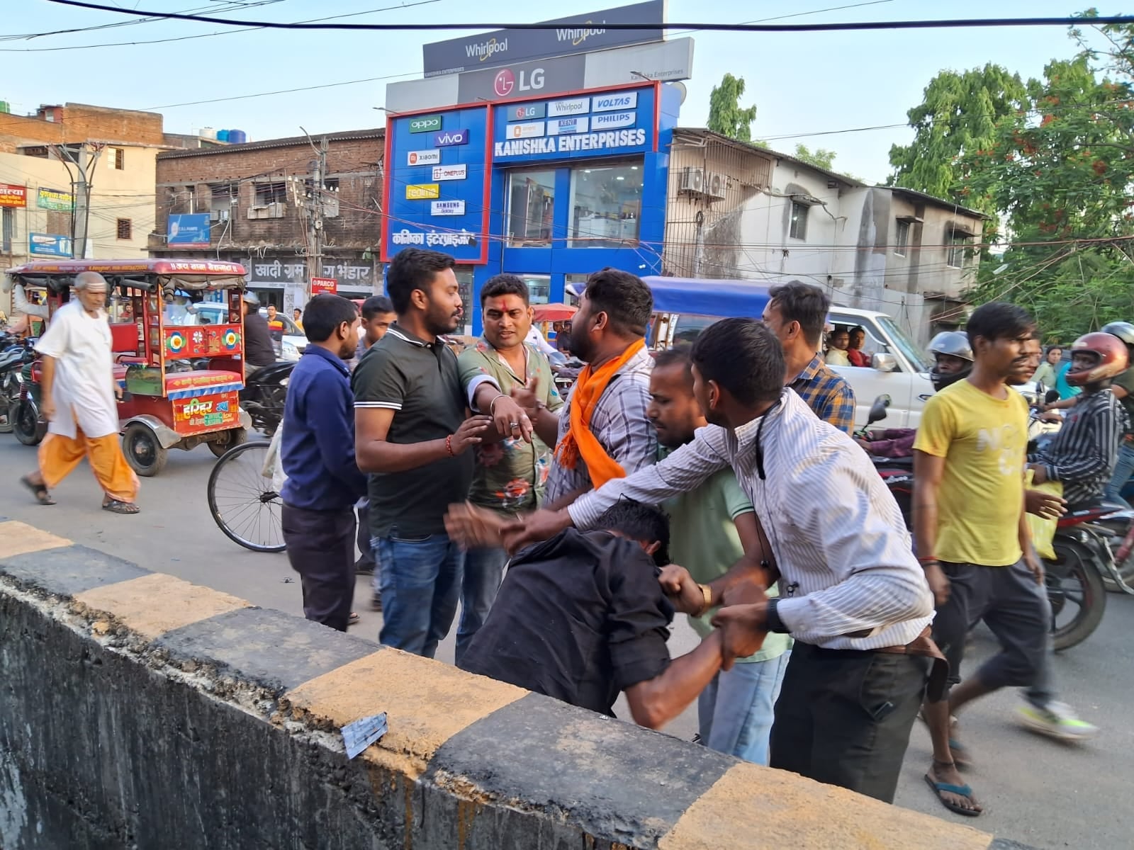 देवघर की सड़कों पर गुंडों ने मचाया उत्पात, राहगीर और दुकानदारों के साथ मारपीट