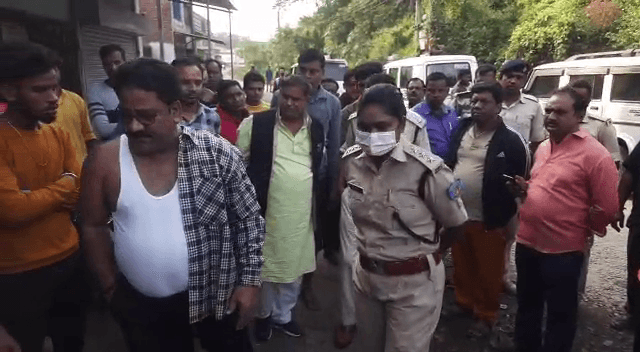 धनबाद के कतरास में ताबड़तोड़ फायरिंग, बच्चों को लेकर घरों में छिपी महिलाएं, जानिए क्या है कारण