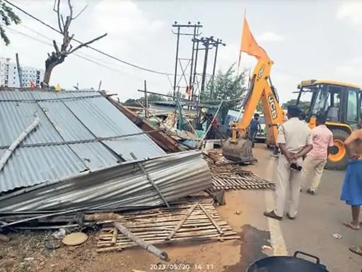 राजधानी रांची में 50 दुकानों पर चला बुलडोजर, ठेले -खोमचा वालों की आजीविका पर संकट