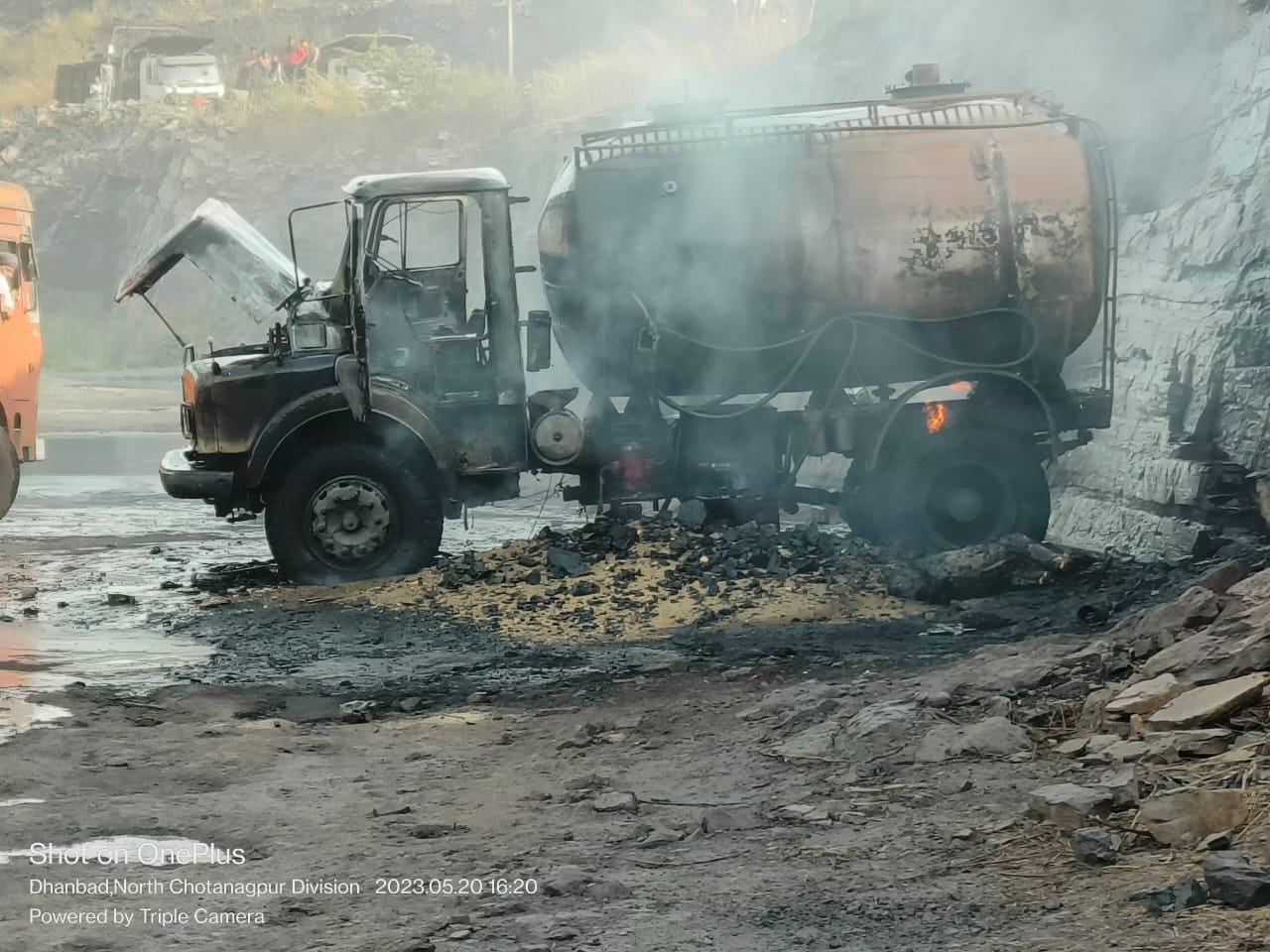 DHANBAD!! डीजल भरा टैंकर का ढक्कन खोला हेल्पर और उड़ गया आग में , जानिए इस विनाशलीला को