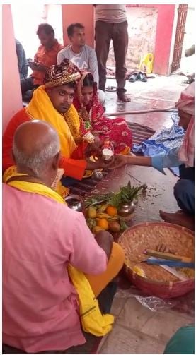 एक शादी ऐसी भी, हाथ में हथकड़ी पहनकर लिए सात फेरे, अपनी प्रेमिका की मांग में भरा सिंदुर