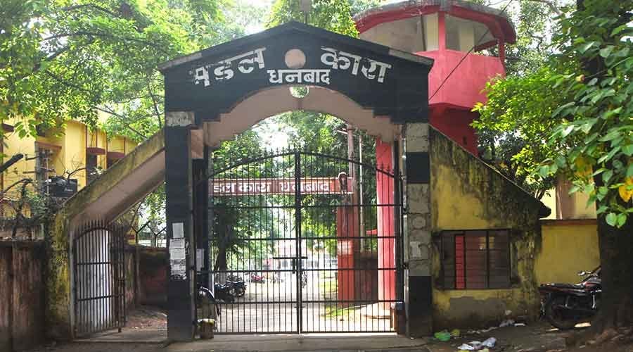 धनबाद जेल में "ऑपरेशन क्लीन" शुरू, अनवर हटेला, भोमा राजा और विक्की डोम दूसरे जेल में शिफ्ट, जानिए मामला