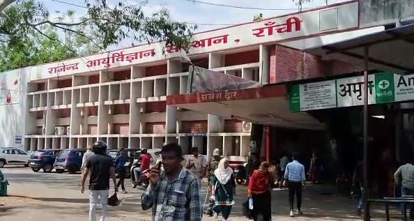 गरीबी से तंग आकर युवक ने रिम्स के तीसरे तल्ले से लगाई छलांग, मौके पर मौत