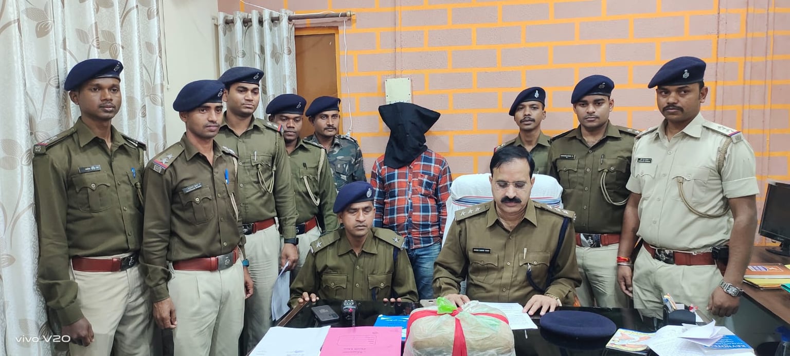 दिन दहाड़े हो रही थी गांजा की खरीद-बिक्री, पुलिस ने किया गिरफ्तार