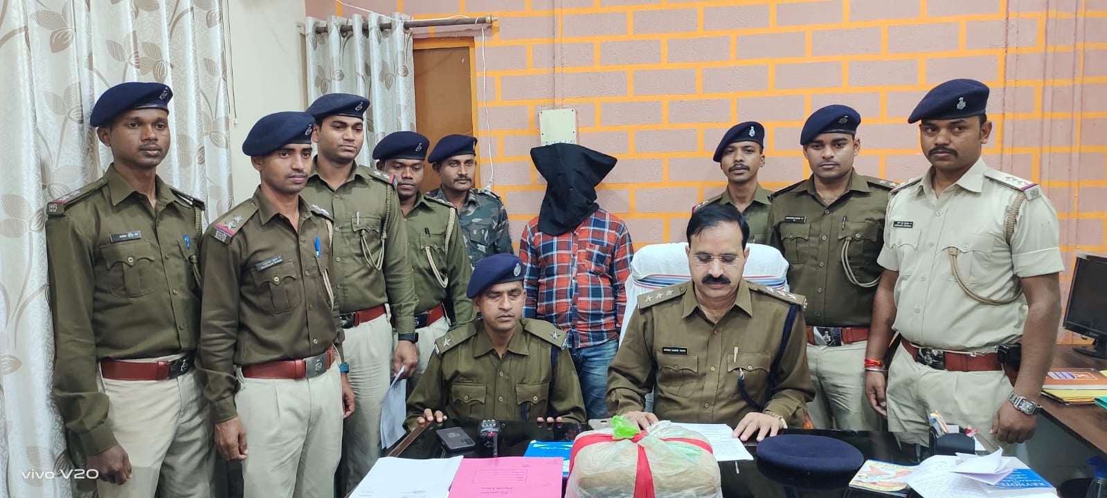 दिन दहाड़े हो रही थी गांजा की खरीद-बिक्री, पुलिस ने किया गिरफ्तार