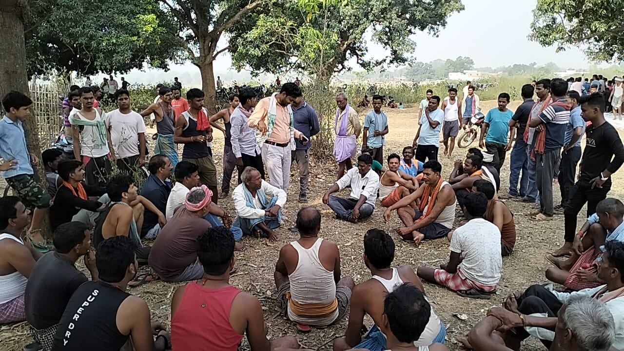 गिरिडीह: ग्रामीणों ने गौ तस्करों को पकड़ा, जमकर की धुनाई