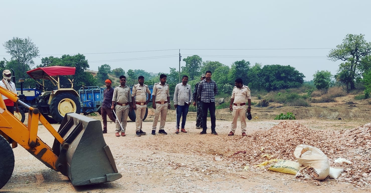 गिरिडीह: अवैध माइका खनन के खिलाफ वन विभाग की छापेमारी, 8 टन माइका जब्त