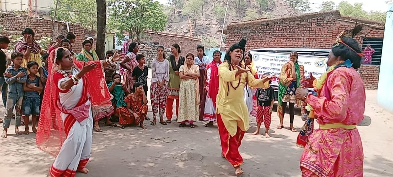 धनबाद में लोगों को किया जा रहा जागरूक, ऐसे ले सकते हैं सरकार की योजनाओं का लाभ