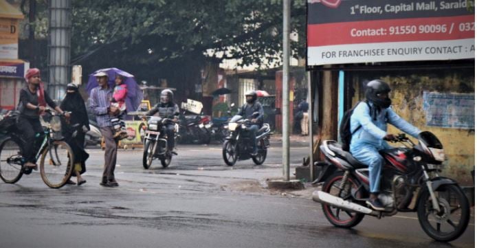 धनबाद में बेईमान हो रहा मौसम, रिमझिम बारिश के बीच घरों में दुबके लोग