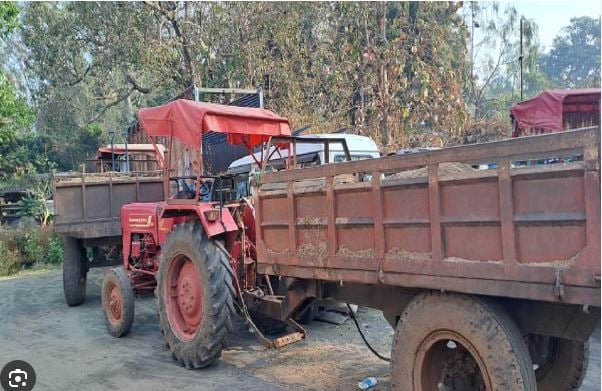 लातेहार: नक्सलियों ने मचाया तांडव, 1 पोकलेन और 4 ट्रेक्टर को किया आग के हवाले, लोगों के साथ  की मारपीट