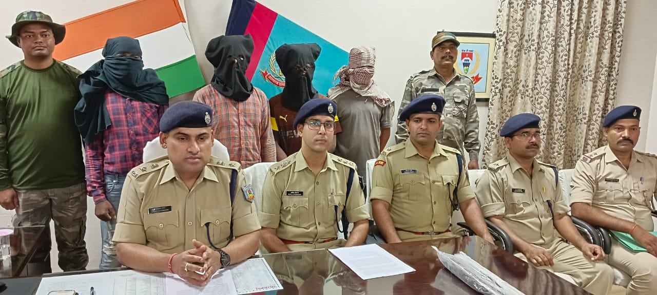 चाईबासा: माओवादियों के नाम पर लेवी वसूलने वाले गिरोह का खुलासा, चार गिरफ्तार