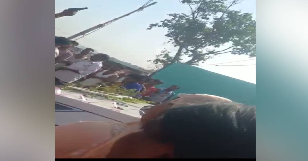 DHANBAD: बेटी की बिदाई पर आंखों में आंसू नहीं, हाथों में लहरा रहे थे हथियार