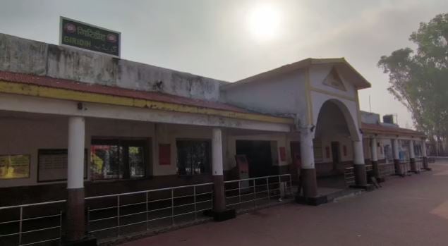 पुलिस की लापरवाही की इंतहा, गिरिडीह स्टेशन में ढाई घंटे खड़ी रही पैसेंजर ट्रेन, यात्रियों ने बुकिंग काउंटर पर किया तोड़फोड़