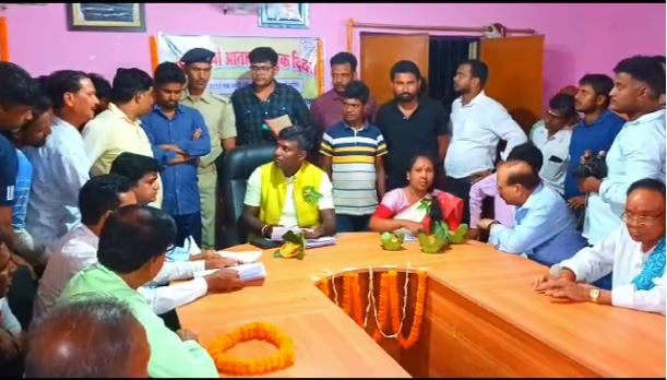 बसाहा पंचायत भवन में  देवघर डीसी ने बितायी रात,  रात्नि चौपाल लगाकर सुनी समस्या, जानिए और क्या-क्या हुआ