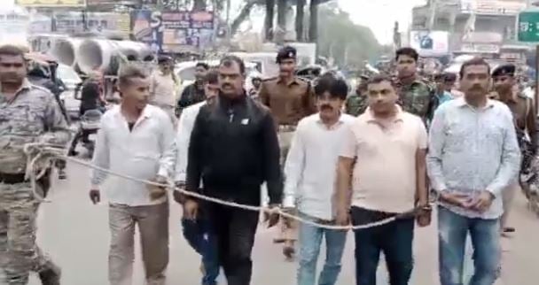 रंगदारी करने वालों की अब खैर नहीं,  देखिए रंगदारों को बांध कर पुलिस कैसे करा रही शहर की सैर