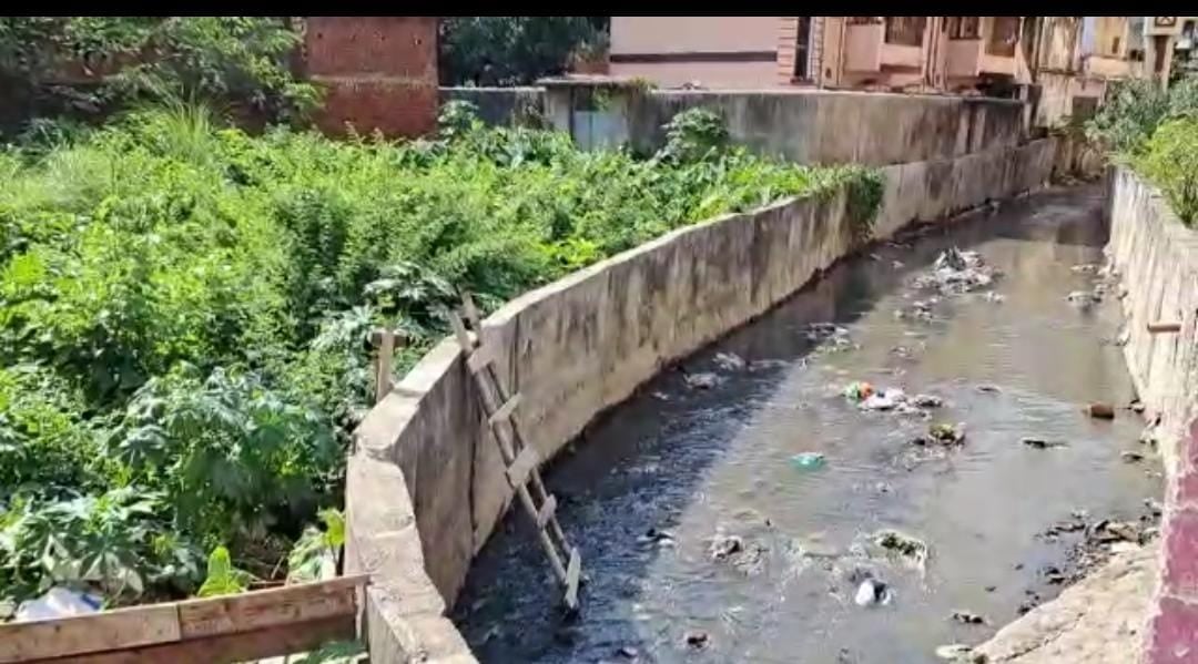 नाले की जमीन भी नहीं छोड़ रहे भू माफिया, जानें कैसे चढ़ा लोगों का पारा तो हरकत में आई वर्दी