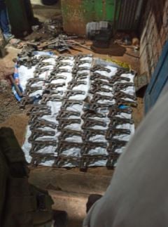 हजारीबाग पुलिस को मिली बड़ी सफलता ,अवैध मिनी गन फैक्ट्री का किया उदभेदन, भारी मात्रा में अर्ध निर्मित पिस्टल व उपकरण किया जब्त