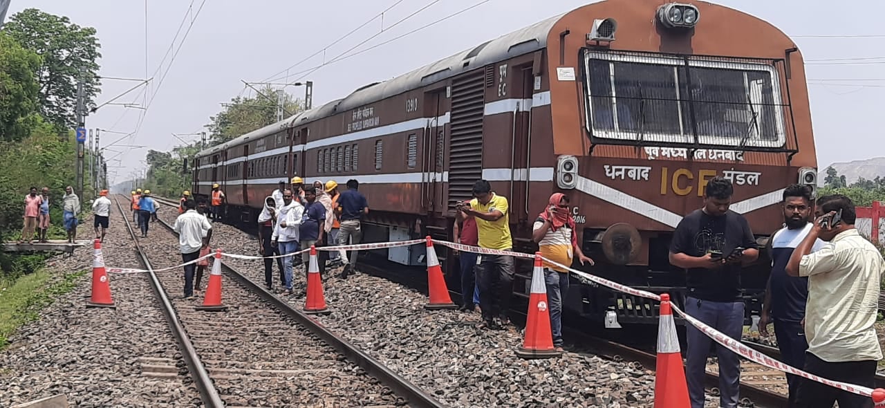 धनबाद: बिजली पोल गिरने से करंट हुआ प्रवाहित, पलक झपकते पांच ठेका मजदूर की हुई मौत, मची अफरा तफरी